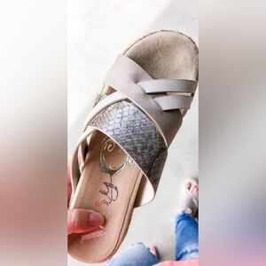 Very G Pamela Cream Snake Platform Sandals  Size 7.5M